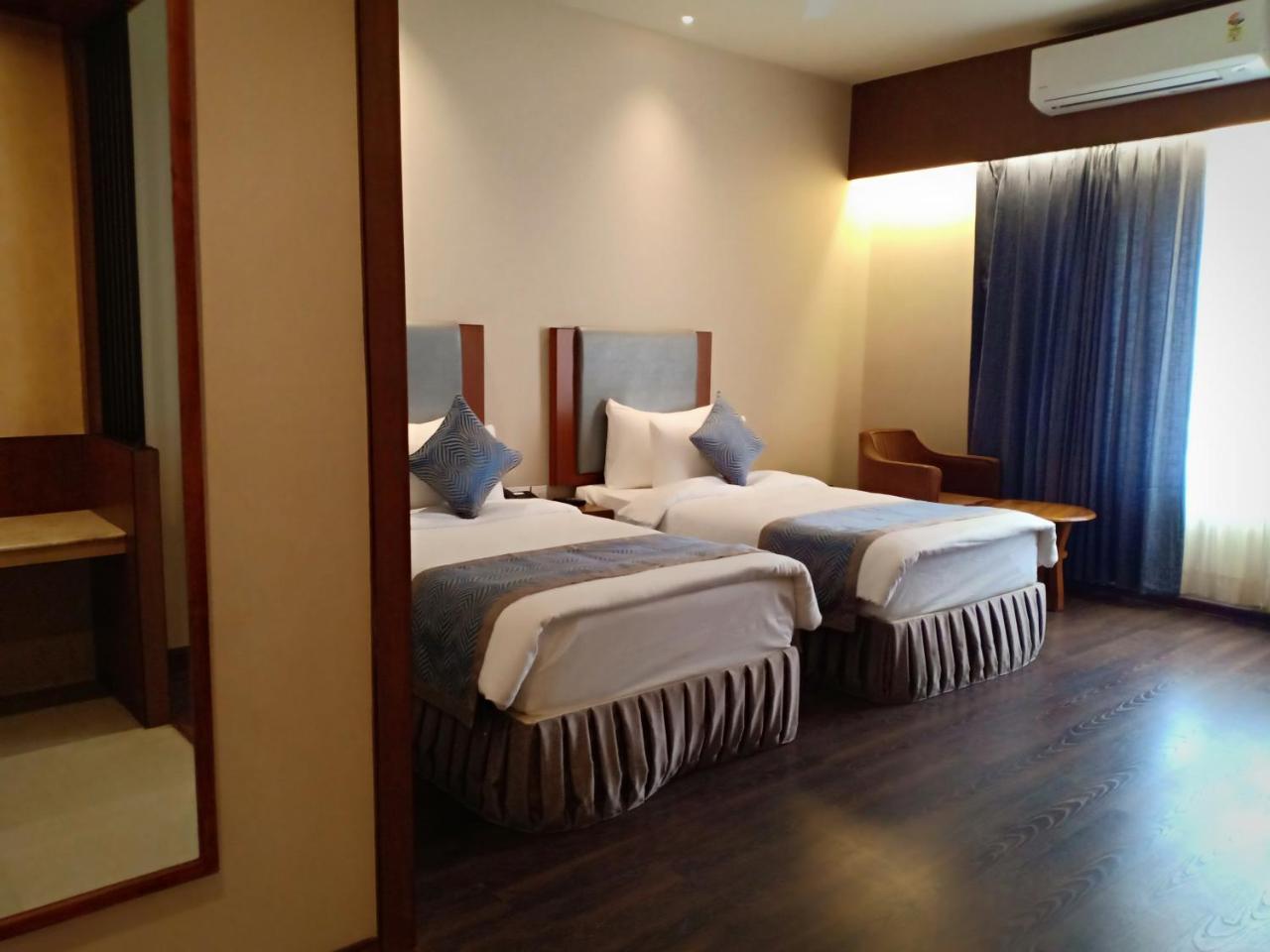 Pipul Padmaja Premium Hotel Bhubaneswar Exterior foto