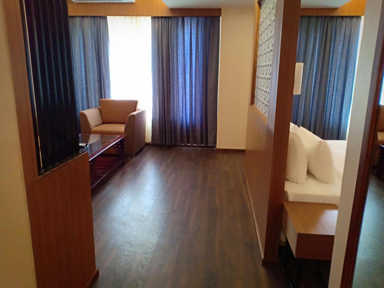 Pipul Padmaja Premium Hotel Bhubaneswar Exterior foto