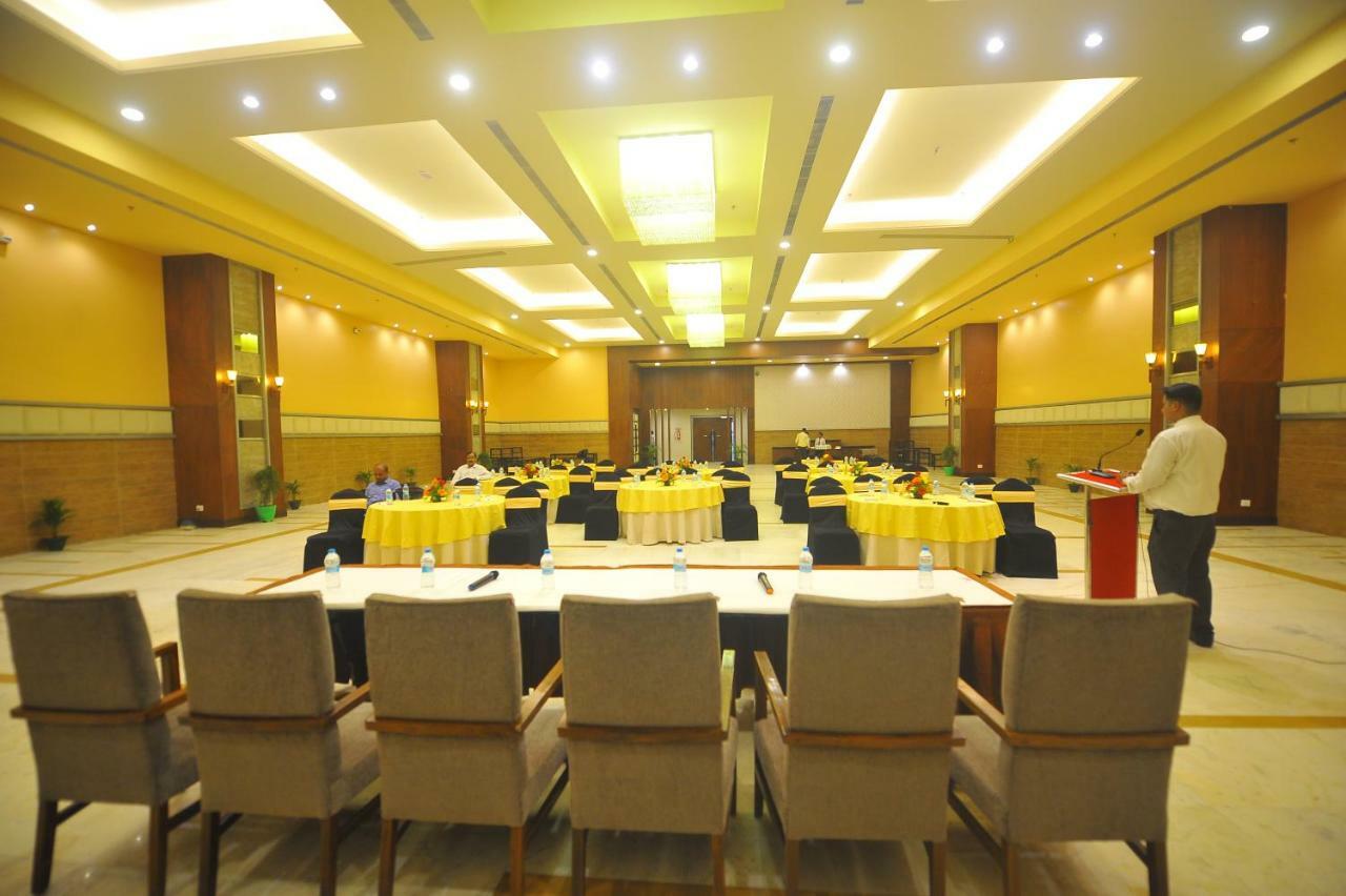 Pipul Padmaja Premium Hotel Bhubaneswar Exterior foto